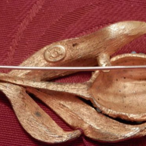 Vintage signed Hattie Carnegie brooch gold tone flower turquoise stones 3.5" - Picture 2 of 2